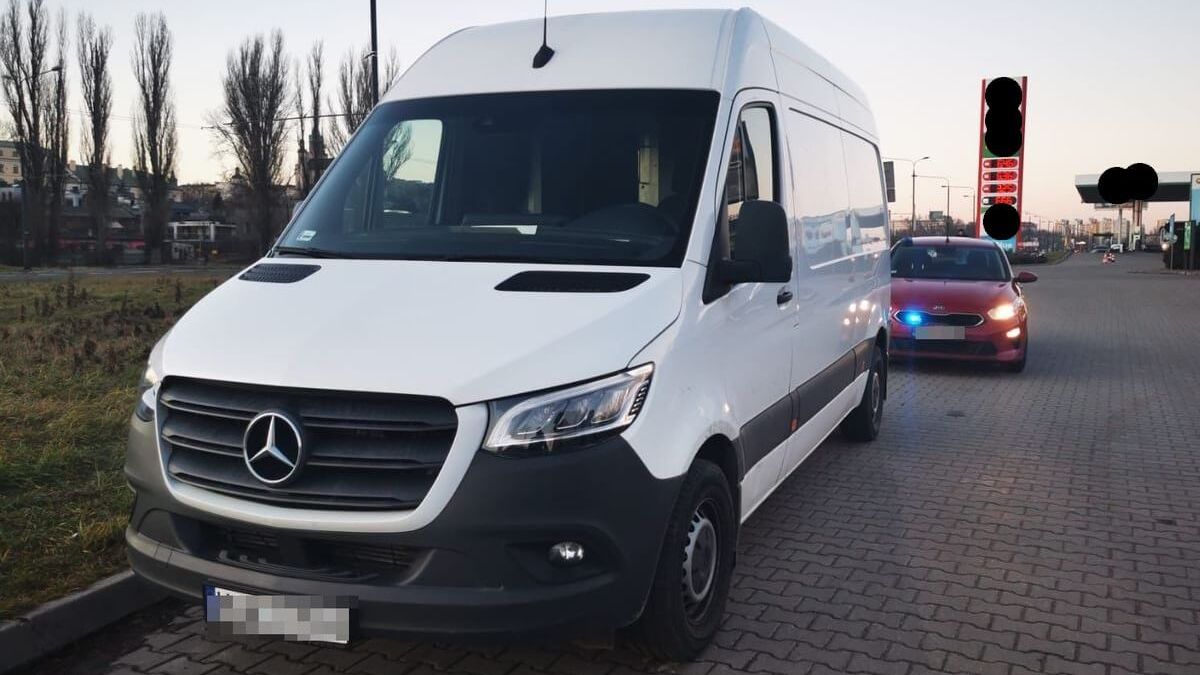 Kierowca mercedesa miał zakaz prowadzenia pojazdów i był poszukiwany