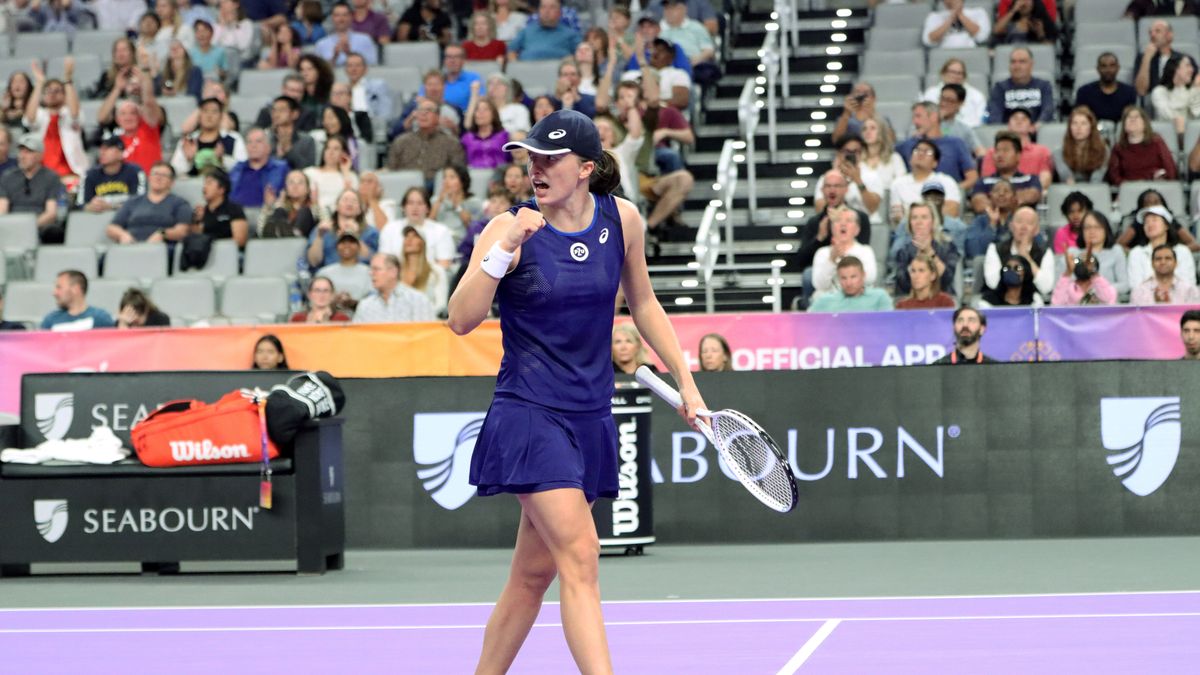 Fort Worth, USA, 07.11.2022. Polka Iga Świątek (na zdj.) w pojedynku półfinałowym z Białorusinką Aryną Sabalenką podczas turnieju tenisowego WTA Finals w Fort Worth, 7 bm. Nasza zawodniczka ostatecznie przegrała cały mecz z Białorusinką 6:2, 2:6, 6:1. (js) PAP/Marcin Cholewiński