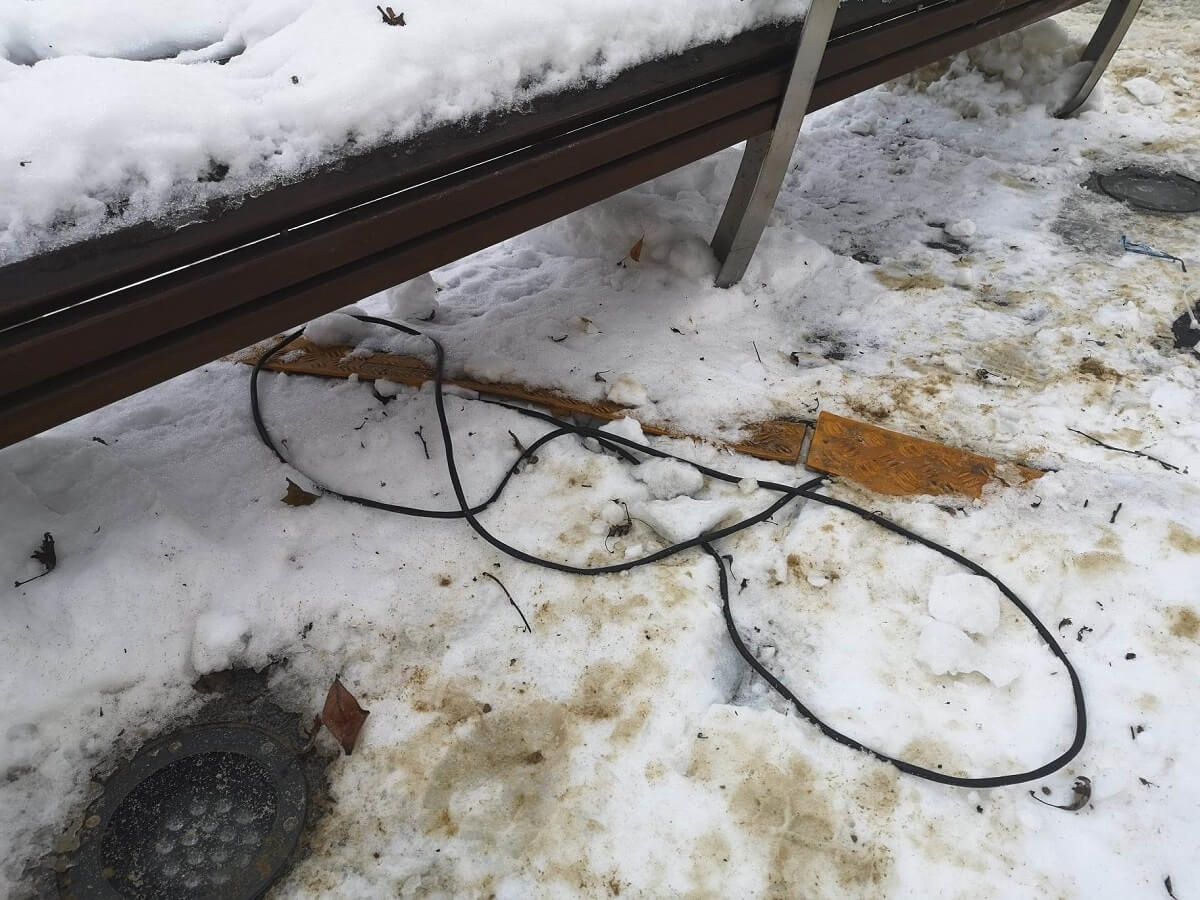 Kabel od iluminacji, po którym jeżdżą samochody i chodzą piesi