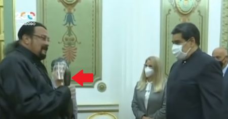 Wenezuela. Steven Seagal dał prezydentowi prezent. Nie uwierzycie, co takiego