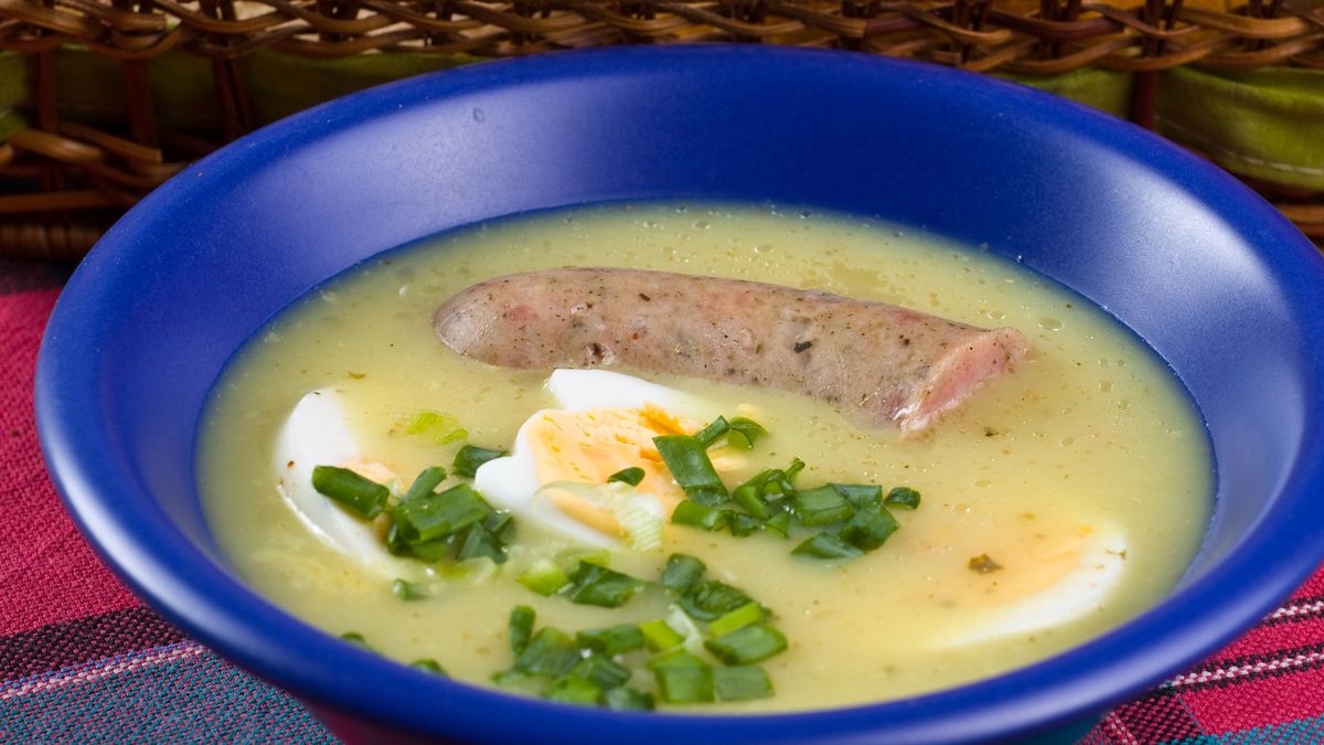 Czy warto dodawać białą kiełbasę do żurku?