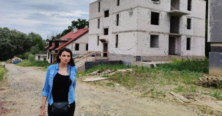 Spłacają kredyty, deweloper bankrutuje, a mieszkania niszczeją. "To po prostu oszustwo"