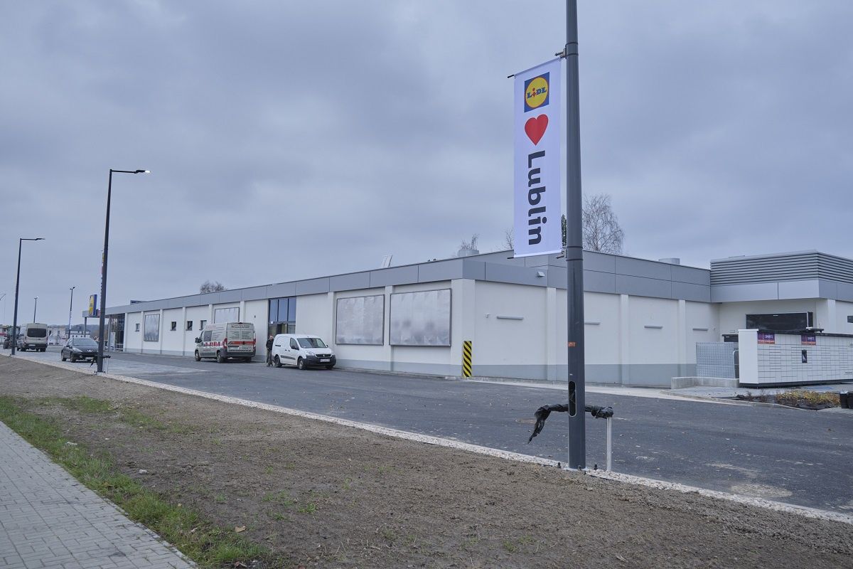Paczkomat InPost przy Lidlu u zbiegu ul. Dereckiego i Zelwerowicza