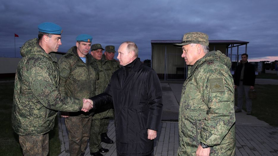Russian President Vladimir Putin inspects the progress of mobilized servicemen's training at a training range
epa10254958 Russian President Vladimir Putin (C) and Russian Defense Minister Shoigu (R) welcome Russia's Deputy Commander of the Airborne Troops Anatoly Kontsevoy (L) as they inspect the progress of mobilized servicemen's training at a training range of the Western Military District in the Ryazan region, Russia, 20 October 2022. Russian President Putin announced in a televised address to the nation on 21 September, that he signed a decree on partial mobilization in the Russian Federation due to the conflict in Ukraine. Russian Defense Minister Shoigu said that 300,000 people would be called up for service as part of the move.  EPA/MIKHAEL KLIMENTYEV / SPUTNIK / KREMLIN POOL MANDATORY CREDIT 
Dostawca: PAP/EPA.
MIKHAEL KLIMENTYEV / SPUTNIK / KREMLIN POOL