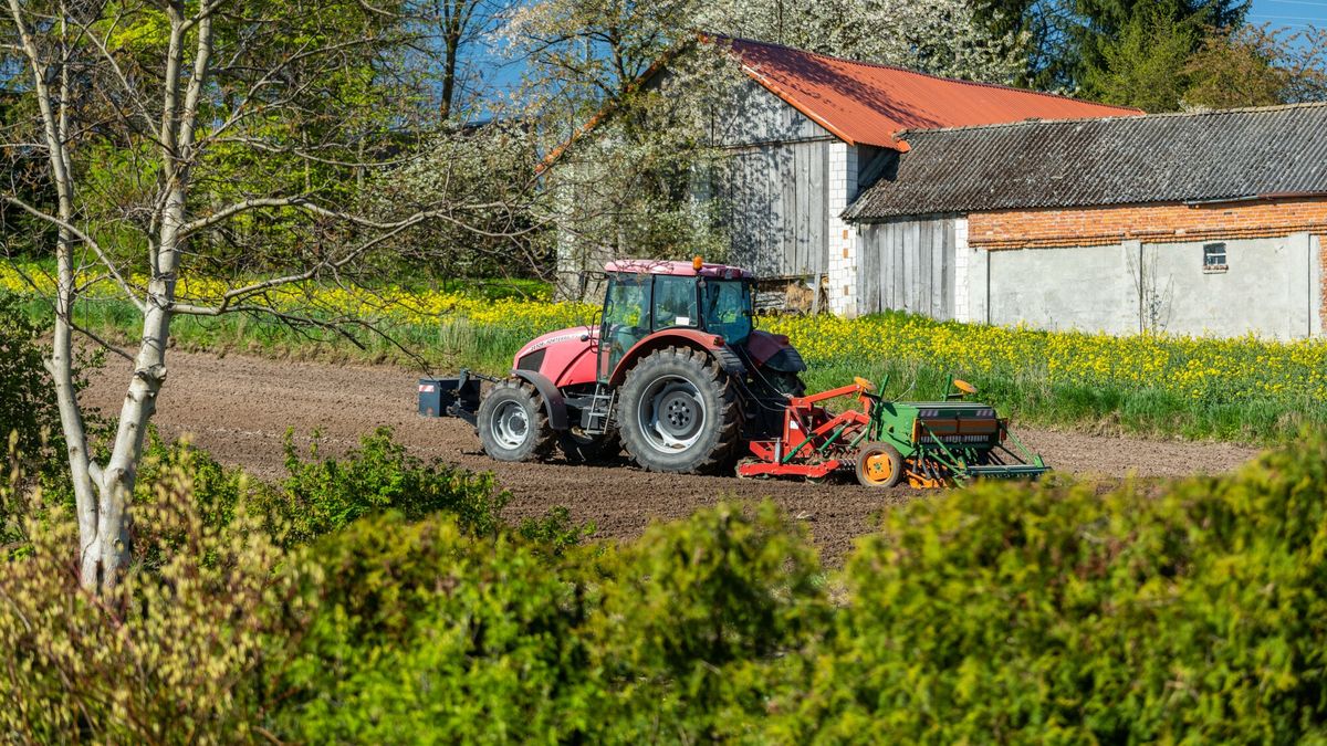 Stock Arkadiusz Zi�?ek
Fot. Arkadiusz Ziolek/East News. Lubelskie.
n/z Pola uprawne. Traktor w czasie gruberowania.
ARKADIUSZ ZIOLEK