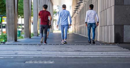 Chciał przejść przez pasy. Zaklinował się... między kabiną a naczepą tira!