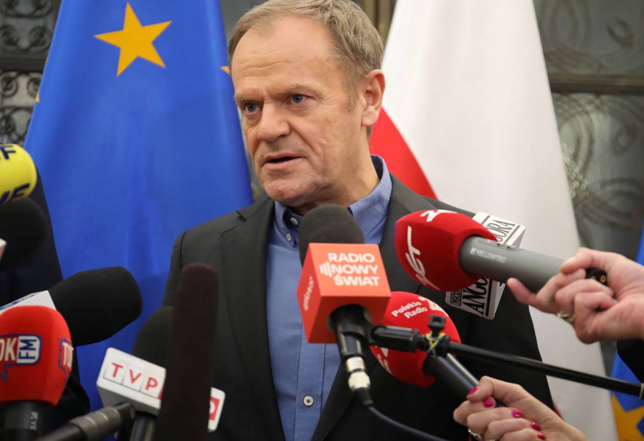 Donald Tusk zaskoczył koszulą w niebieskim kolorze