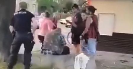 Nagranie z pobicia policjantów w Pastuchowie. Sąsiadka "to tacy fajni ludzie"