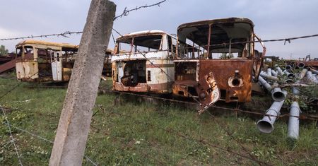 Zbyt skażone, by je używać. Wciąż stoją i niszczeją
