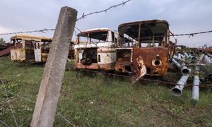 Zbyt skażone, by je używać. Wciąż stoją i niszczeją