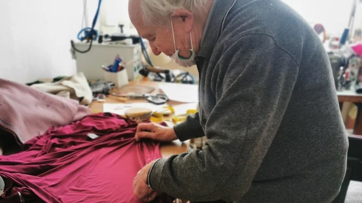 92-letni krawiec w czasie pracy