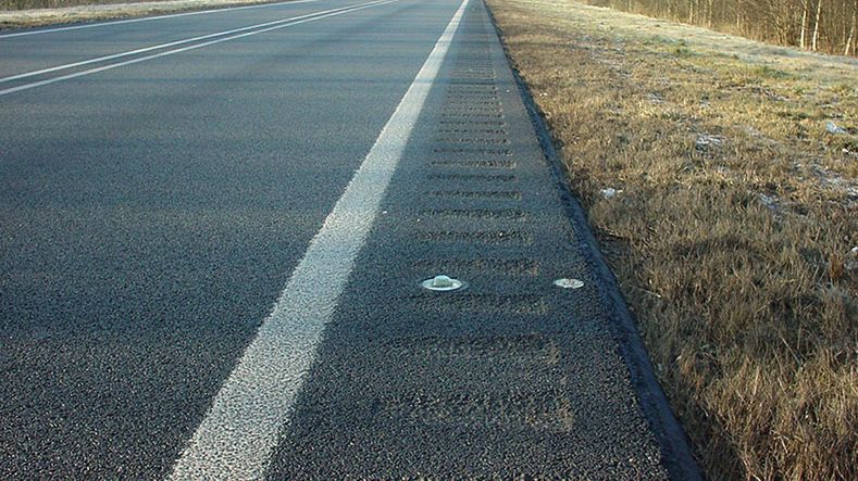 Najechanie na kawałek plastiku może być zgubne w skutkach dla rowerzystów poruszających się na cienkich oponach.