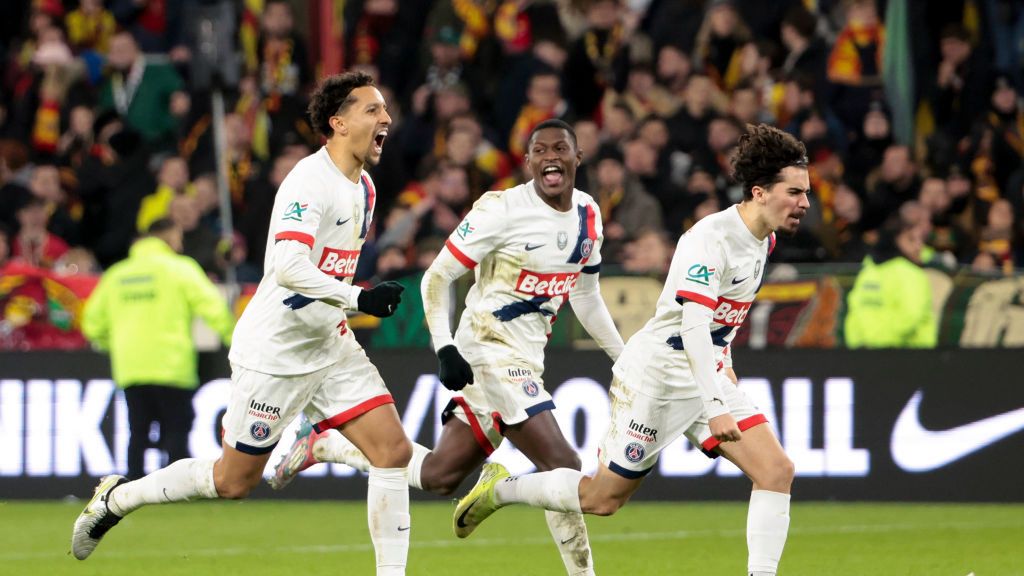 Getty Images / Jean Catuffe / Piłkarze PSG, od lewej: Marquinhos, Nuno Mendes i Vitinha.