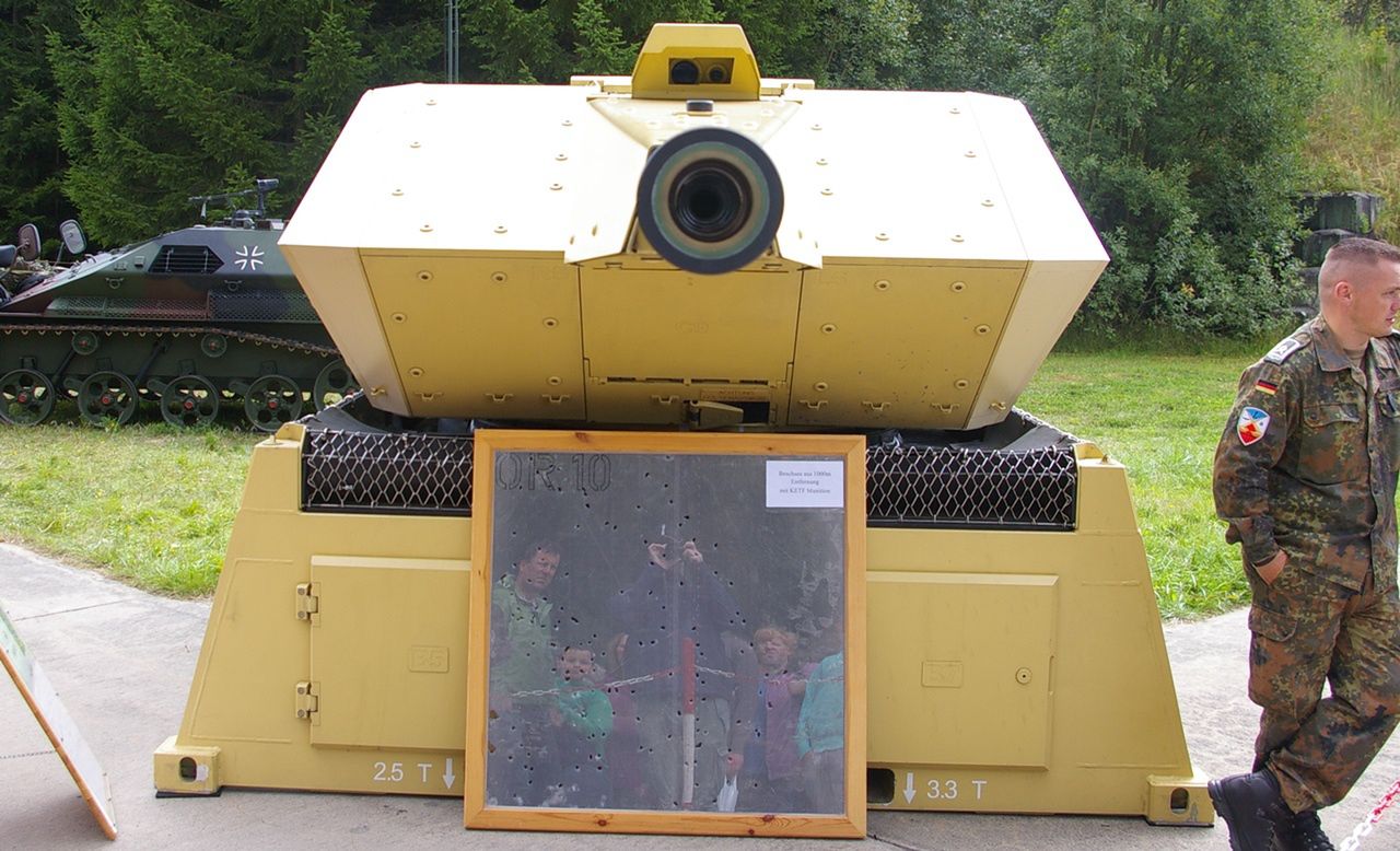 Armata systemu MANTIS. Pod spodem tarcza z widocznymi trafieniami lotek amunicji AHAED