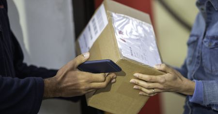 Kurier ma twoją paczkę, ale nie dzwoni? Przepisy są jednoznaczne