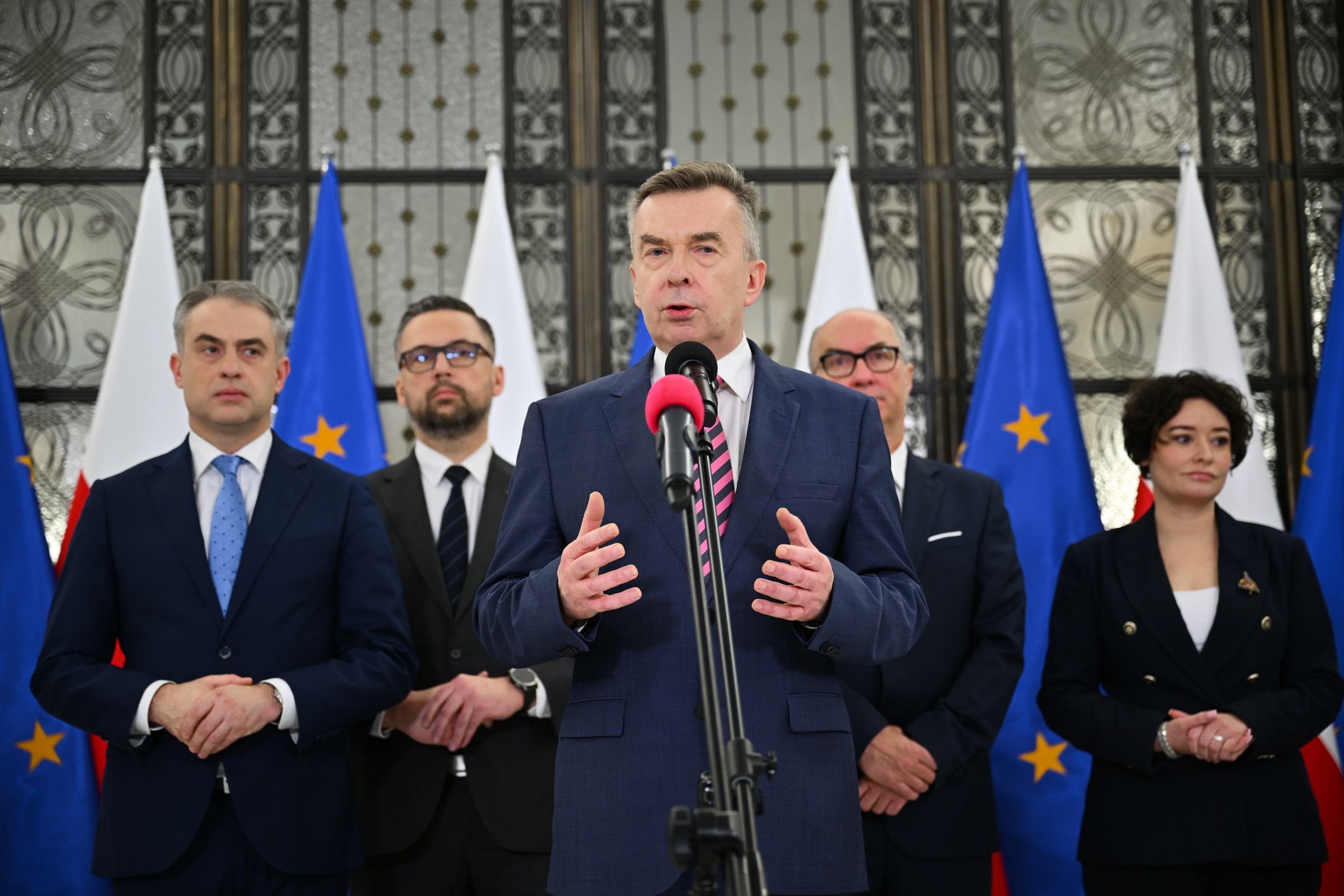 Dariusz Wieczorek, W�odzimierz Czarzasty, Krzysztof Gawkowski, Marcin Kulasek, Anna Maria �ukowska
Warszawa, 19.12.2024. Minister nauki i szkolnictwa wy�szego Dariusz Wieczorek (C), wicemarsza�ek Sejmu W�odzimierz Czarzasty, (2P), wicepremier, minister cyfryzacji Krzysztof Gawkowski (L), wiceminister aktyw�w pa�stwowych Marcin Kulasek (2L) oraz pos�anka Lewicy Anna Maria �ukowska (P) podczas konferencji prasowej na korytarzu Sejmu w Warszawie, 19 bm. Dariusz Wieczorek z�o�y� rezygnacj� z funkcji ministra nauki i szkolnictwa wy�szego. (ad) PAP/Przemys�aw Pi�tkowski
Przemys�aw Pi�tkowski
X kadencja, 10, 10., Dziesi�ta, kadencji, konferencja prasowa, PiS, polityk polityka, Polityka, posiedzenie, Posiedzenie Sejmu, pos�owie, sejm, Sejm RP, sejmu