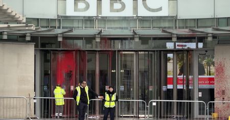 Siedziba BBC oblana czerwoną farbą. Przyznali się