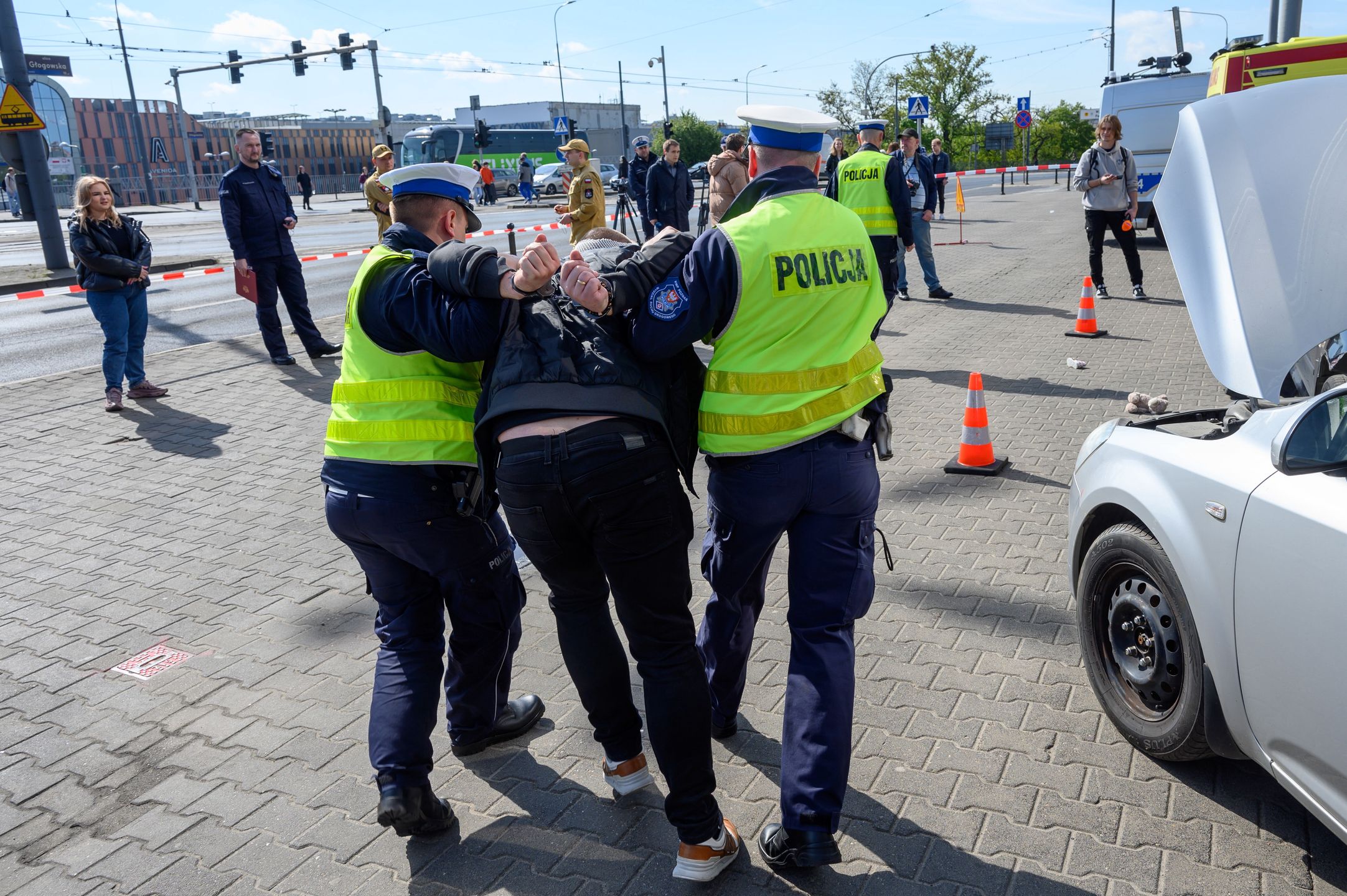 �wiczenia
Jakub Kaczmarczyk
�wiczenia, policja, ratownictwo drogowe, ratownik, symulacja, wypadek, centrum miasta, pijany kierowca, potr�cenie, samochodowy, s�u�by ratunkowe, zatrzymanie pijanego kierowcy