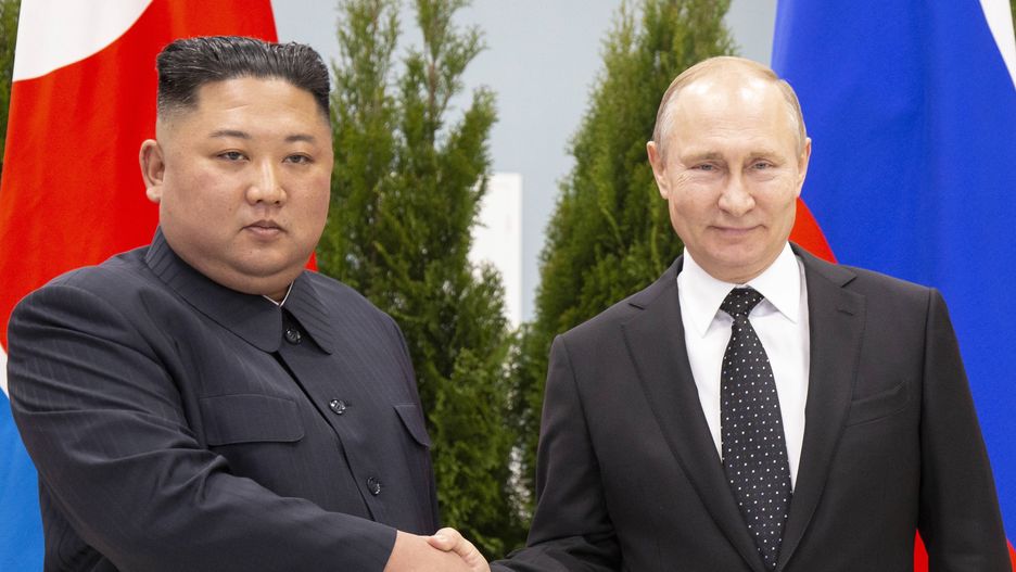 Prezydent Rosji Władimir Putin i przywódca Korei Północnej Kim Dzong Un pozują do zdjęcia podczas spotkania we Władywostoku, Rosja, 25 kwietnia 2019 r.