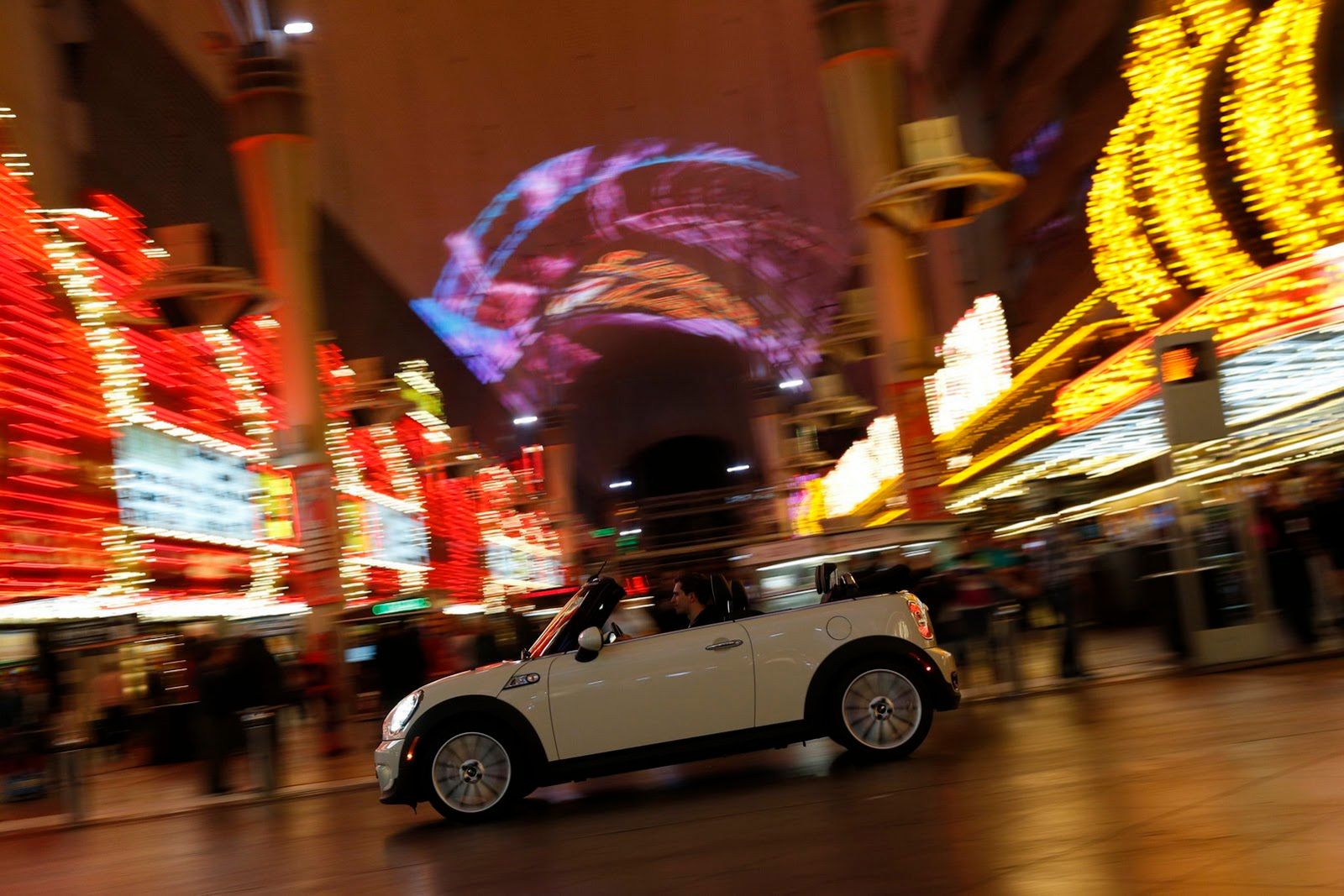 Galeria Mini jako celebracja sprzedaży półmilionowego egzemplarza w USA 188