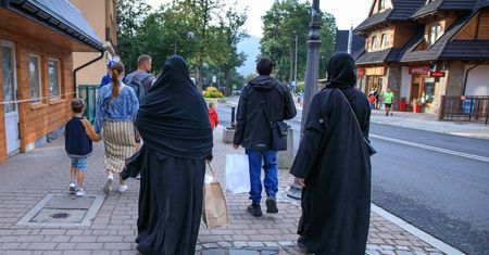 Takich reklam w Zakopanem jeszcze nie było. Arabów kuszą Arabowie