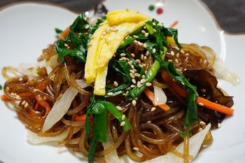 Na obiad podaję japchae. Kiedyś serwowano je na królewskim dworze