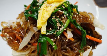 Na obiad podaję japchae. Kiedyś serwowano je na królewskim dworze
