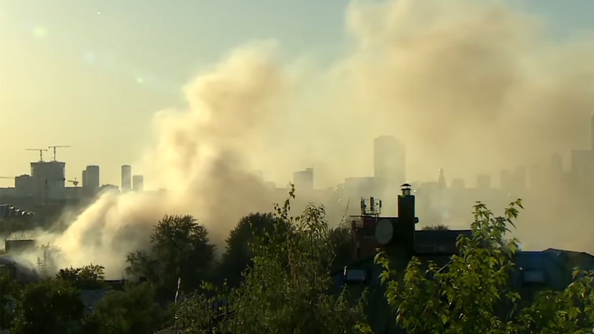 Centrum Moskwy spowiły w sobotę kłęby gęstego dymu