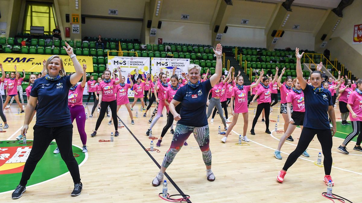 Otylia Jędrzejczak, Anita Włodarczyk i Magdalena Fularczyk-Kozłowska podczas lekcji wychowania fizycznego w Inowrocławiu