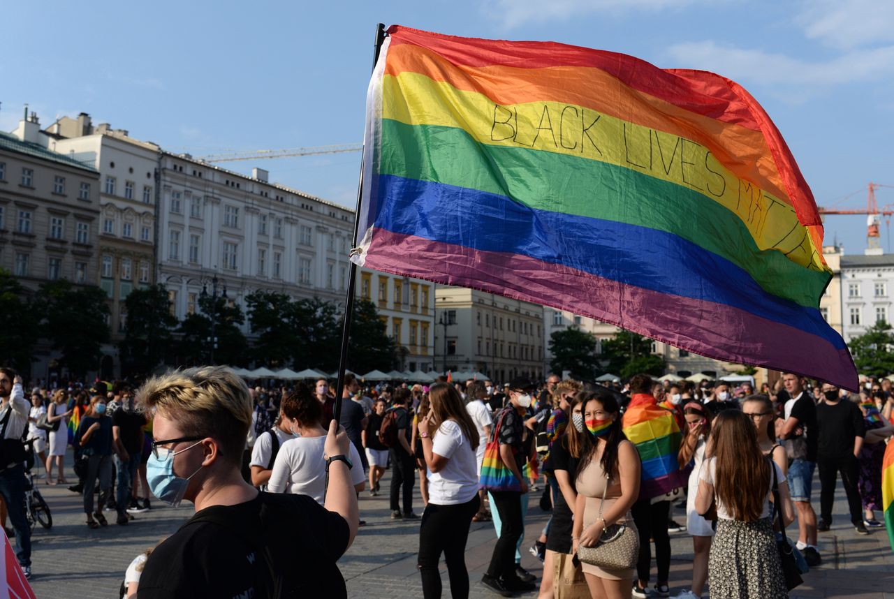 Stop LGBT. Fundacja Życie i Rodzina w poniedziałek mają złożyć w Sejmie projekt zakazujący zgromadzeń, podczas których "propagowane byłyby m.in. związki osób tej samej płci" 