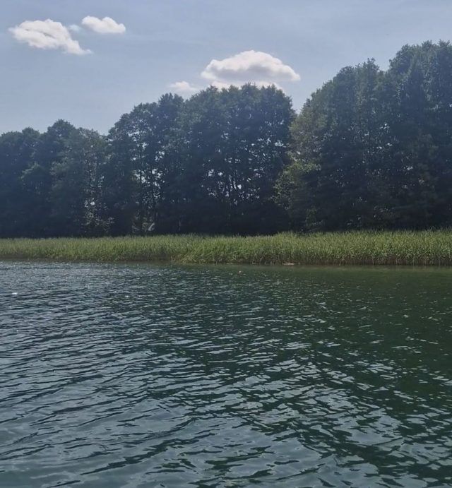 Jacht przewrócił się na Jeziorze Białym. Pięciu uczestników rejsu trafiło do wody