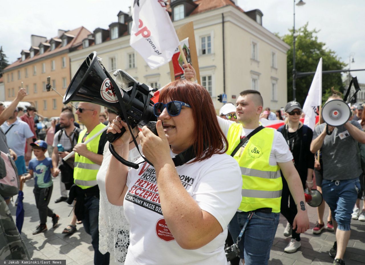 Liderka antyszczpionkowców aresztowana. "Zatrzymana podczas koncertu promującego segregację sanitarną"