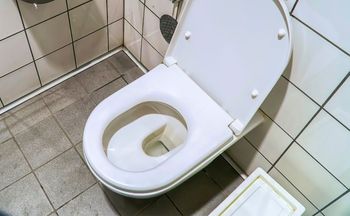 Najgorszy papier wg proktologa. Unikaj w toalecie