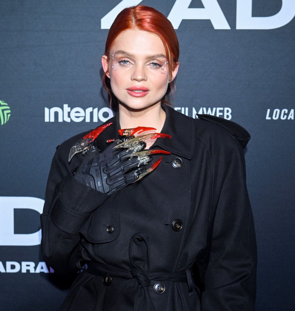 Margaret dobrała do stylizacji nietypową rękawiczkę 