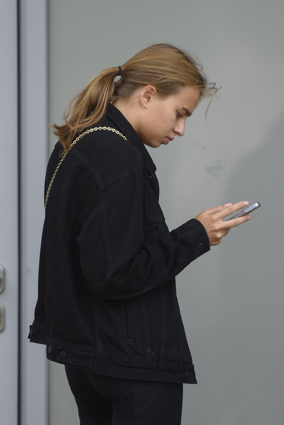 Oliwia Bieniuk i Michal Bartkiewicz idą pod rękę i wspólnie się fotografują 
