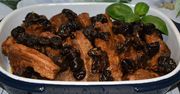 Żeberka pieczone ze śliwką
