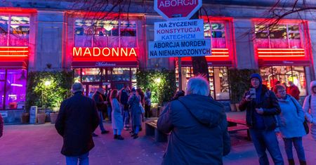 Wyszli na ulice Warszawy. Odmówili różaniec za zamknięcie restauracji "Madonna"