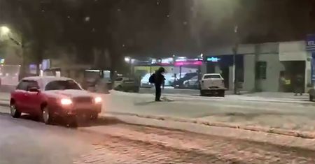 Pogoda wariuje. Ulice równikowego kraju pokrył biały puch