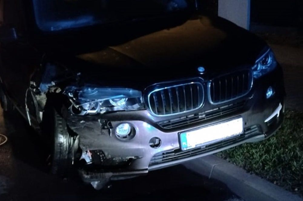 Pijana spowodowała kolizję. BMW samo wezwało służby