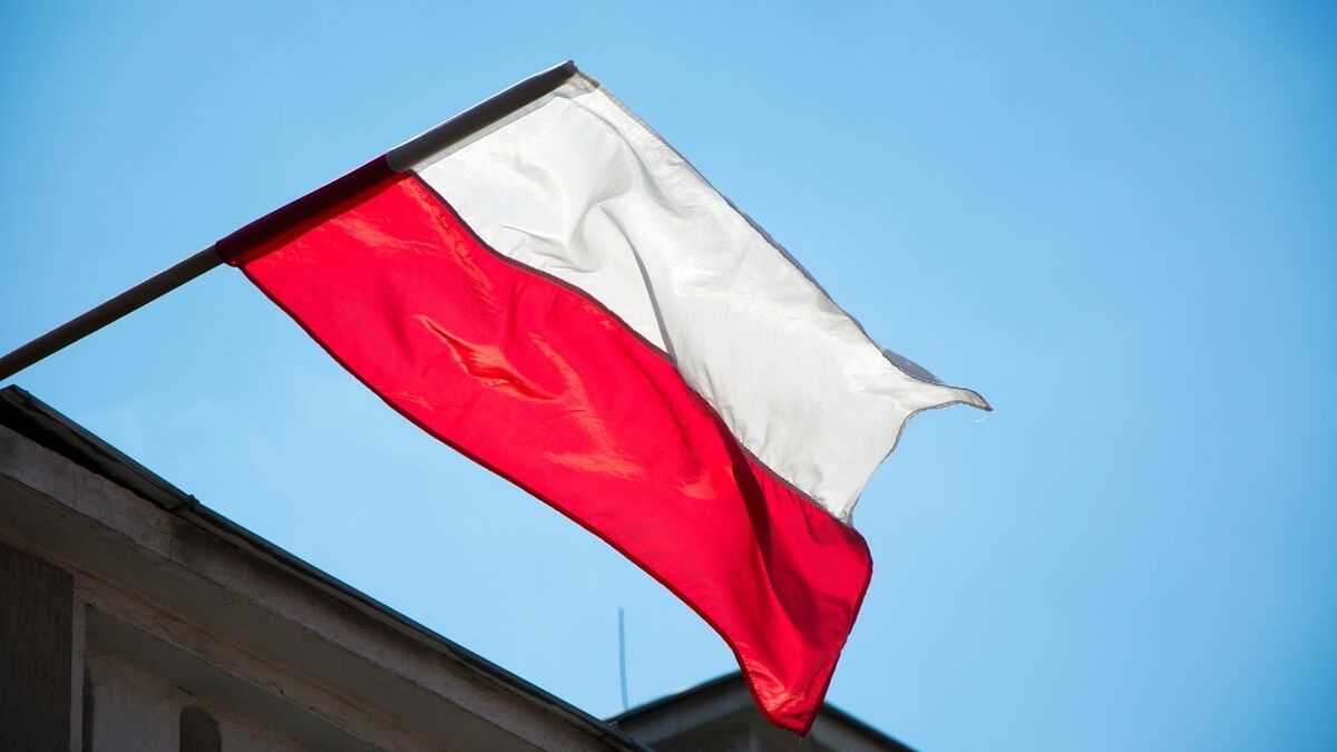 flaga polski na tle niebieskiego nieba