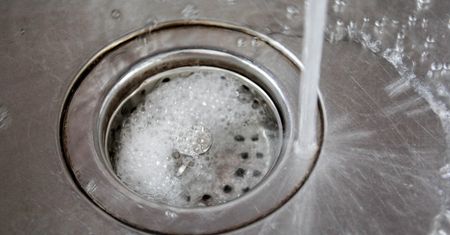 Wlej szklankę, a "wyżre" gnijące resztki. Odpływ jak nowy