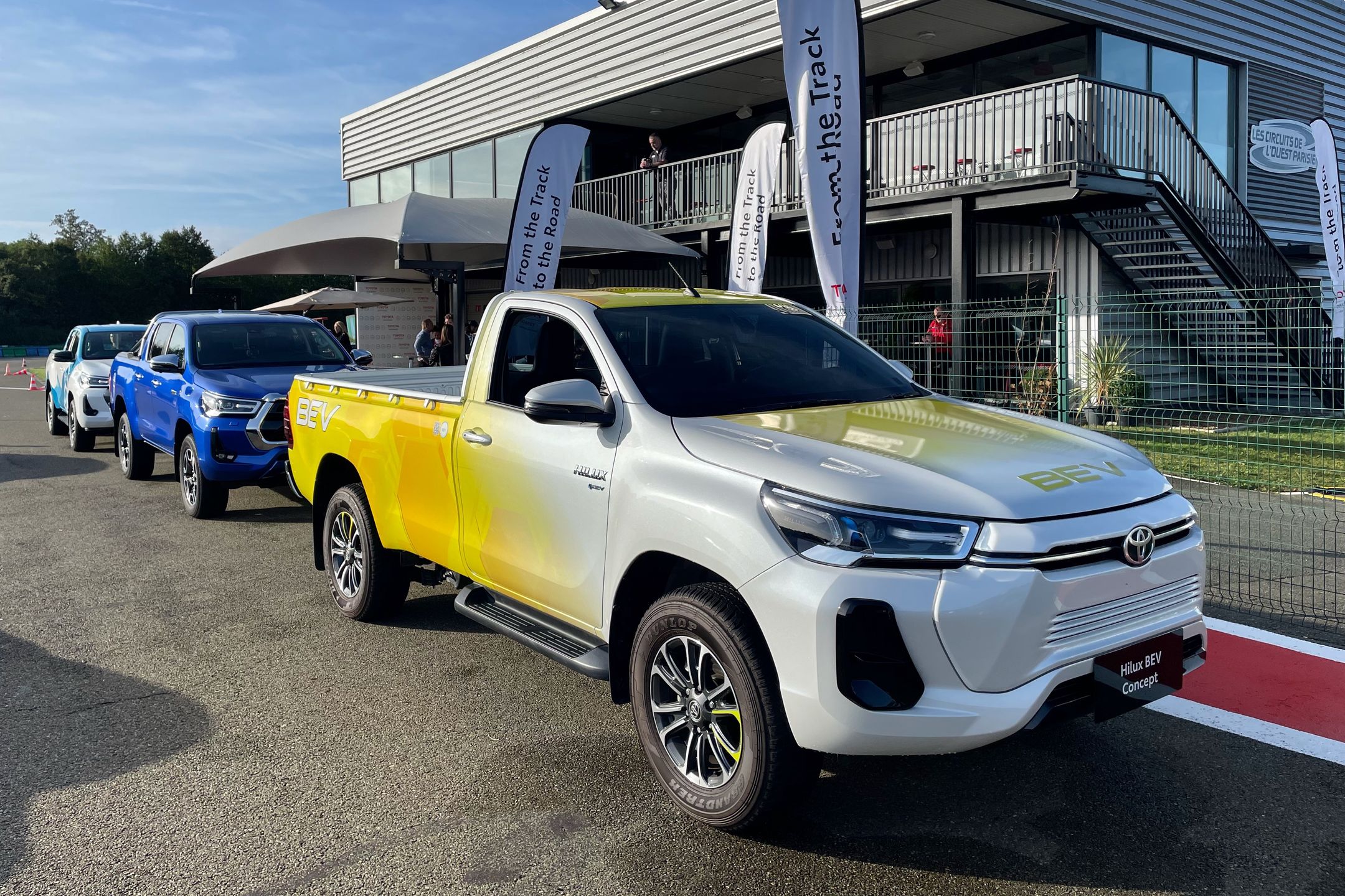 Toyota testuje Hiluxa w różnych wersjach napędowych