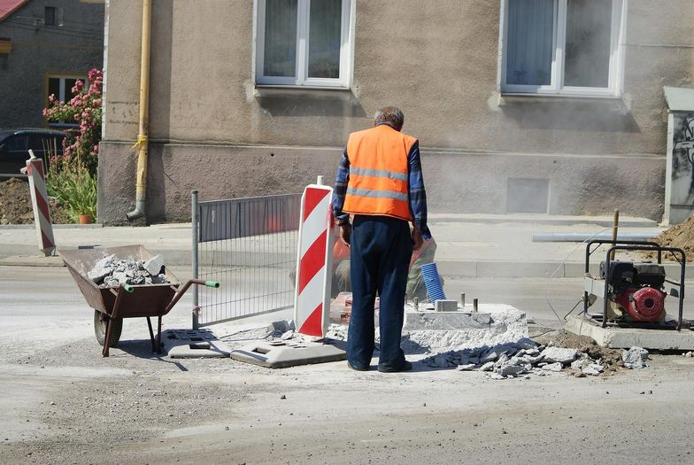 Potrącenie za odzież roboczą albo spóźnienie - to sposoby na obejście minimalnej stawki godzinowej.