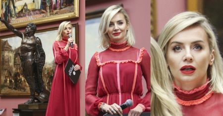 Agnieszka Szulim "pieprzy ścianki" i... pozuje w Sukiennicach (ZDJĘCIA)