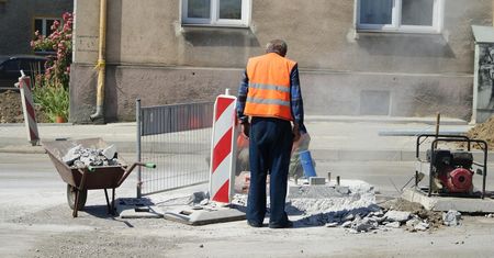 Inspekcja pracy pilnuje stawki godzinowej. Chce uniemożliwić jej obchodzenie