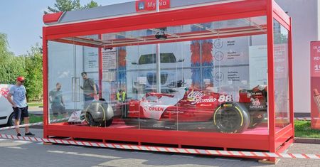 Bolid Alfa Romeo Formuły 1 na stacji paliw Orlen w Lublinie. Można go oglądać do piątku