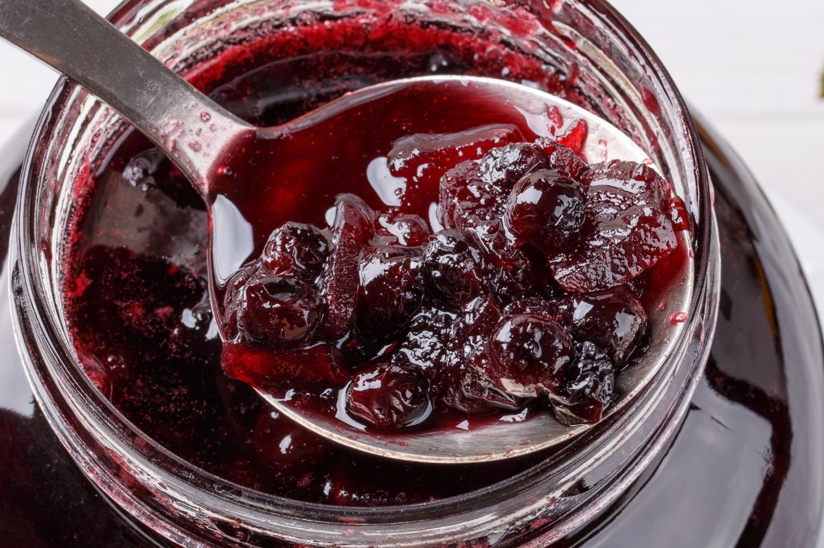 Całkowicie zapomniany owoc z naszych parków i ogrodów. Łączy najlepsze właściwości aronii i jarzębiny