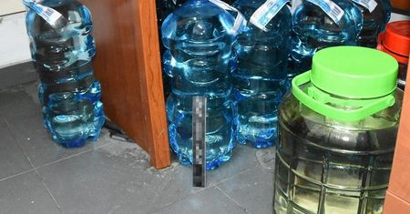 Interwencja domowa i nielegalna produkcja alkoholu. 120 litrów gotowego do rozlania w butelki alkoholu