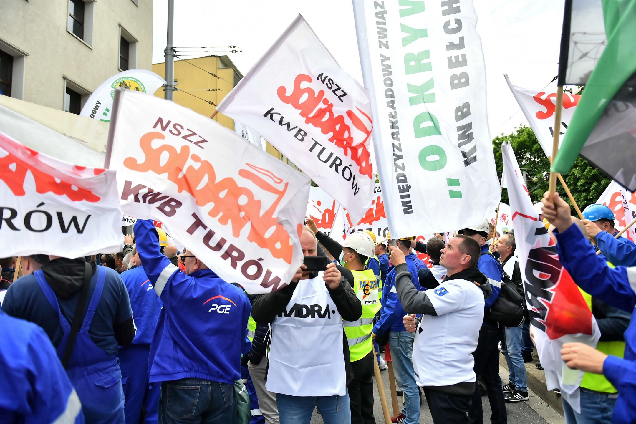 Wrocław, 26.05.2021. Pracownicy kopalni Turów podczas protestu przed siedzibą przedstawicielstwa Komisji Europejskiej i Parlamentu Europejskiego we Wrocławiu, 26 bm. w sprawie zamknięcia kopalni. Trybunał Sprawiedliwości Unii Europejskiej przychylił się do wniosku Czech i 21 bm. nakazał Polsce natychmiastowe wstrzymanie wydobycia w kopalni Turów do czasu merytorycznego rozstrzygnięcia. (sko) PAP/Maciej Kulczyński