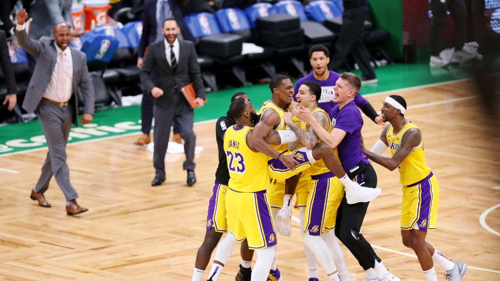 Getty Images / Maddie Meyer / Na zdjęciu: radość koszykarzy Los Angeles Lakers. W centrum Rajon Rondo